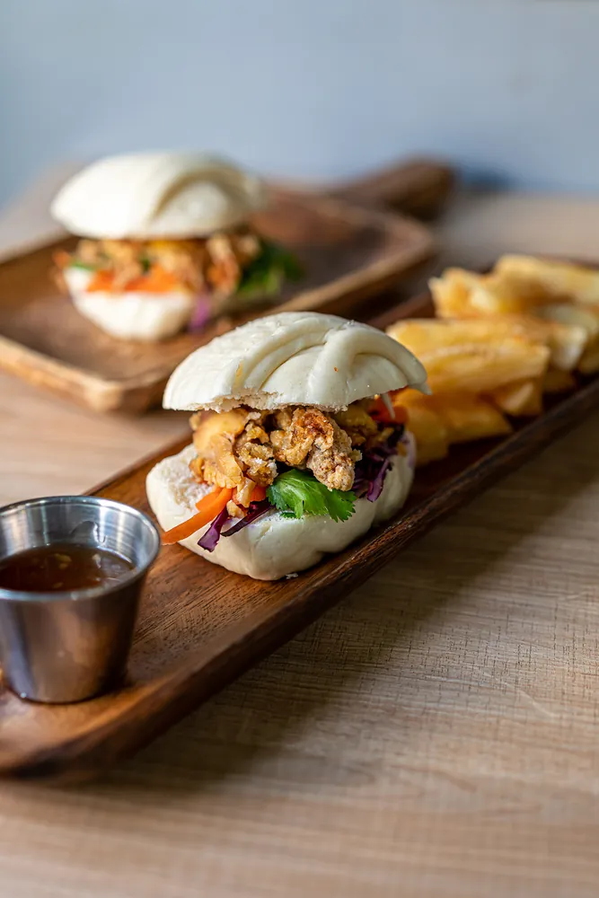 Bao relleno al vapor con yuca frita en Kiu Nam, restaurante vietnamita en Barcelona