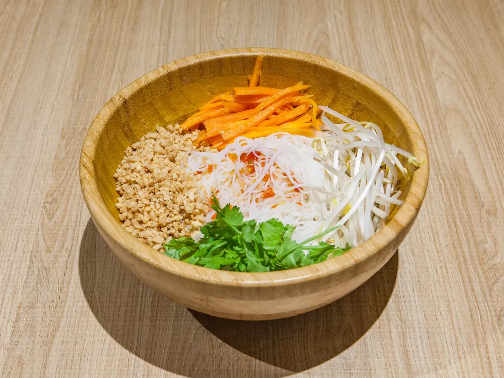 Ensalada vietnamita con salsa nước chấm en Kiu Nam, restaurante vietnamita en Barcelona