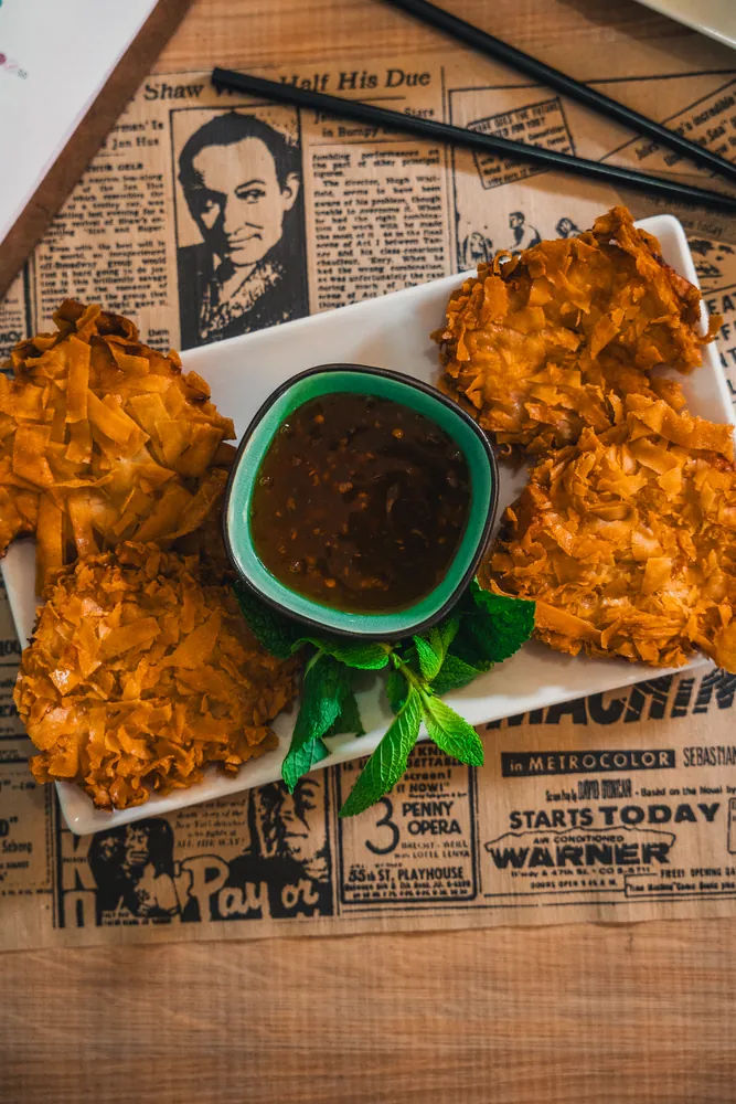 Langostinos crujientes aromatizados con lima y coco en Kiu Nam, restaurante vietnamita en Barcelona