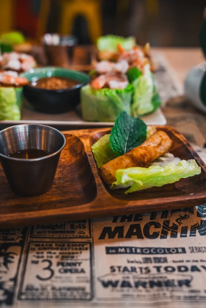 Nem  rollitos de carne fritos vietnamitas en Kiu Nam, restaurante vietnamita en Barcelona