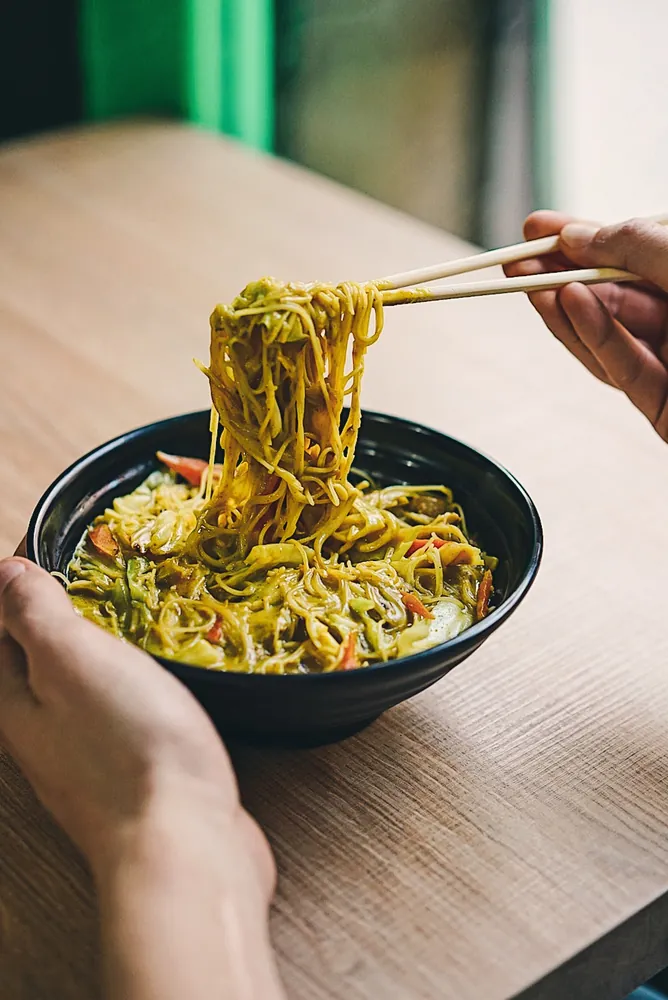 Fideos de arroz al curry con verduras en Kiu Nam, restaurante vietnamita en Barcelona