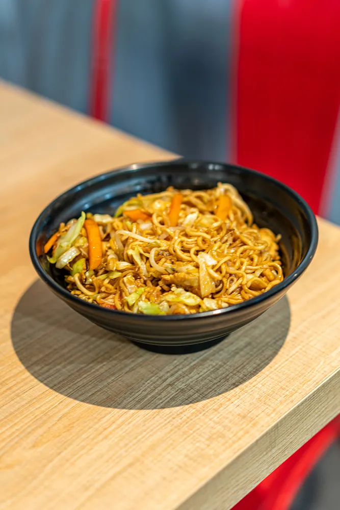 Noodles de trigo al wok con verduras en Kiu Nam, restaurante vietnamita en Barcelona