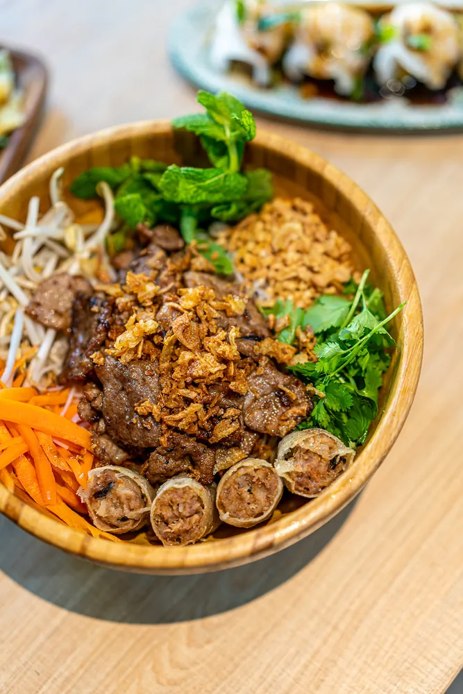 Bò Bún  fideos de arroz semi-frío con ternera lemongrass en Kiu Nam, restaurante vietnamita en Barcelona