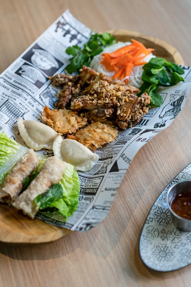Combinado Kiu Nam  rollitos, langostinos crujientes, dumplings y pollo frito lemongrass en Kiu Nam, restaurante vietnamita en Barcelona