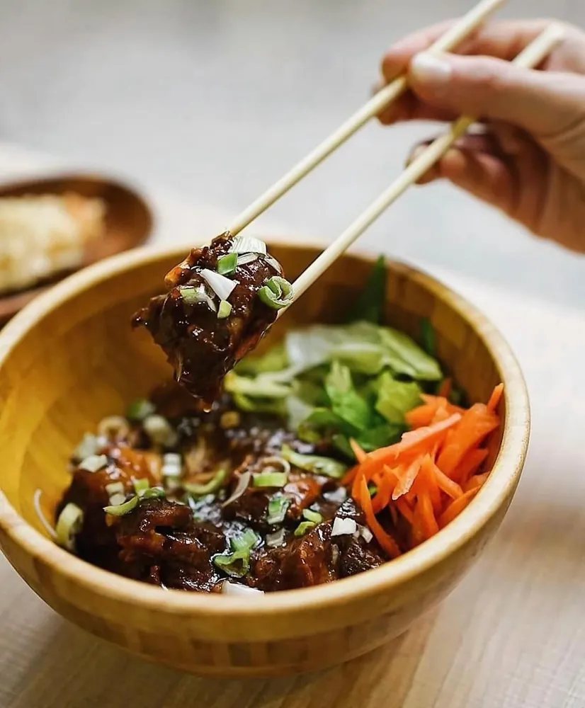 Costillas melosas caramelizadas con salsa de soja en Kiu Nam, restaurante vietnamita en Barcelona