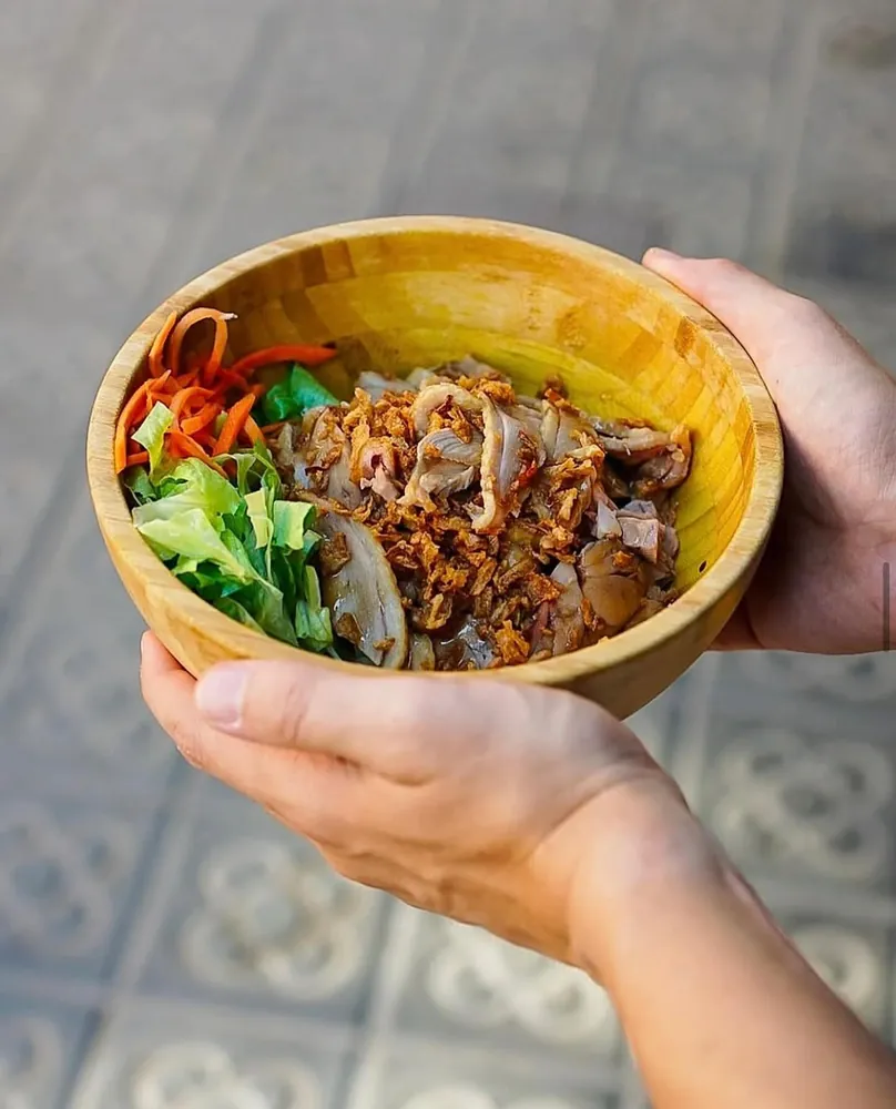 Pato con salsa lemongrass en Kiu Nam, restaurante vietnamita en Barcelona