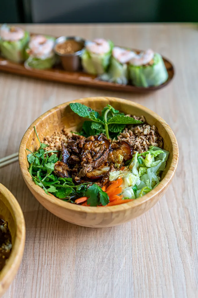 Phở Trộn  cintas de arroz con proteína a elegir en Kiu Nam, restaurante vietnamita en Barcelona