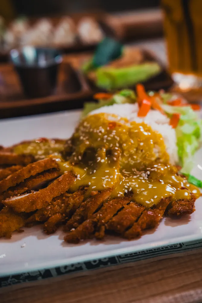 Pollo rebozado o tofu rebozado con salsa de curry en Kiu Nam, restaurante vietnamita en Barcelona