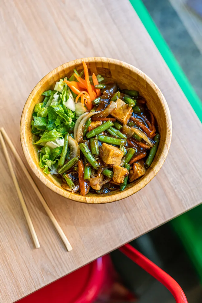 Verduras al wok con tofu en Kiu Nam, restaurante vietnamita en Barcelona