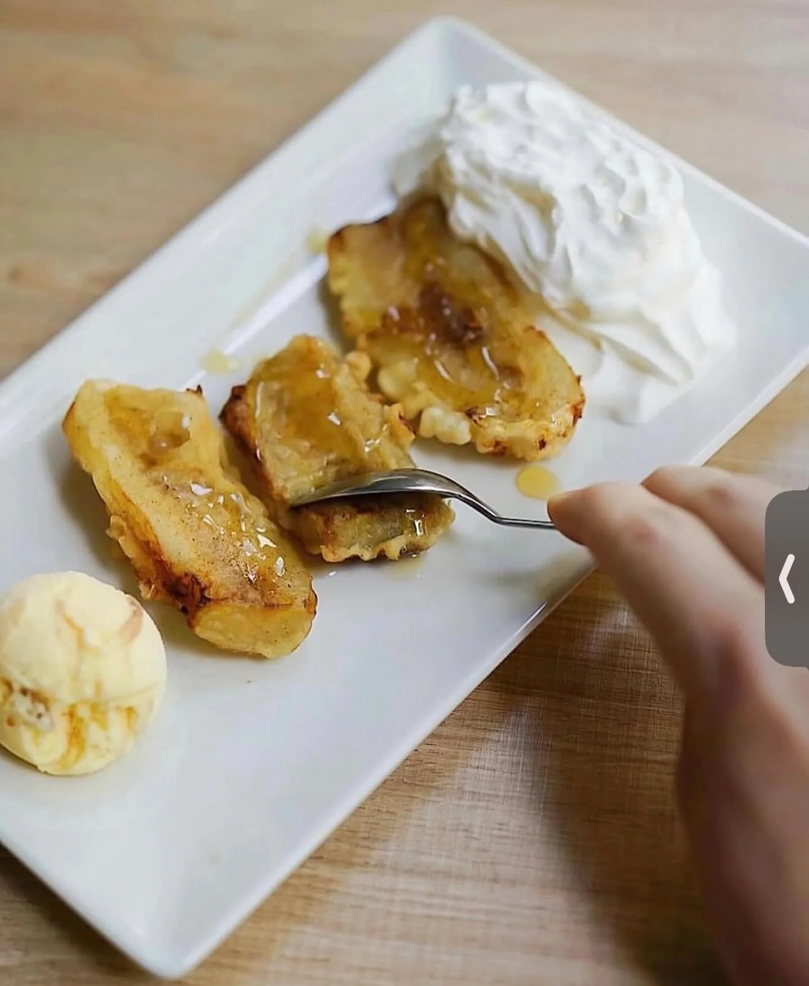 Plátano frito con coco, miel, helado y nata montada en Kiu Nam, restaurante vietnamita en Barcelona
